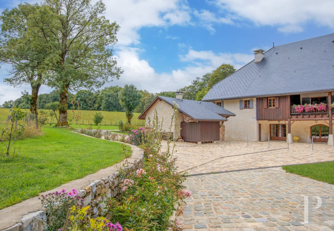 A former livestock farm which has been transformed into a vast, comfortable home near to Nantua in the Haut-Bugey region - photo  n°38